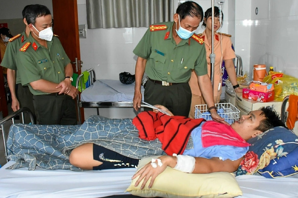 Trung uý công an bị thương khi vây bắt đối tượng nghi mua bán ma tuý