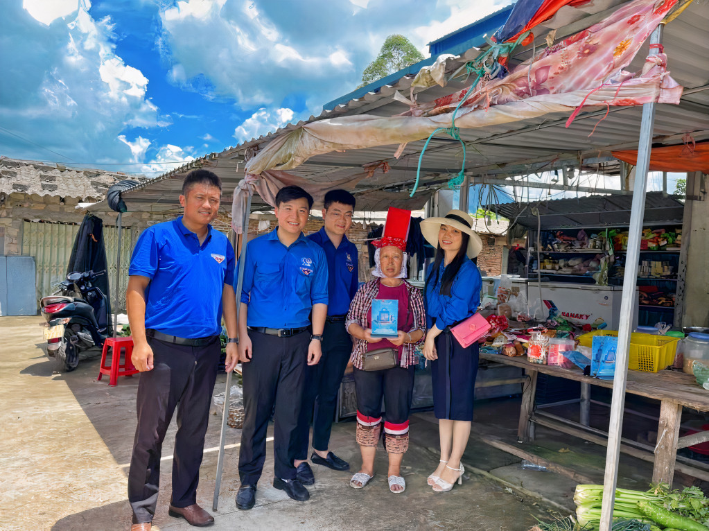 ĐVTN trên địa bàn huyện Tiên Yên ra quân tuyên truyền, hướng dẫn người dân cài đặt, sử dụng các ứng dụng chuyển đổi số