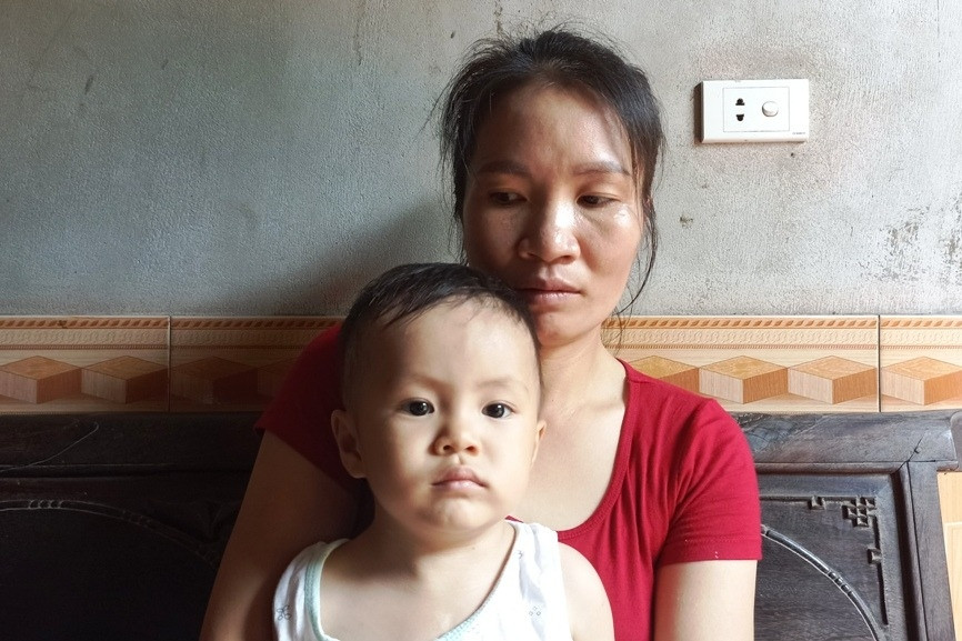 Cha mẹ vét sạch túi cũng không đủ tiền mua thuốc cho con