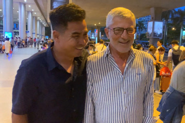 HLV Calisto hạnh phúc trở lại Việt Nam dự trận cầu đặc biệt