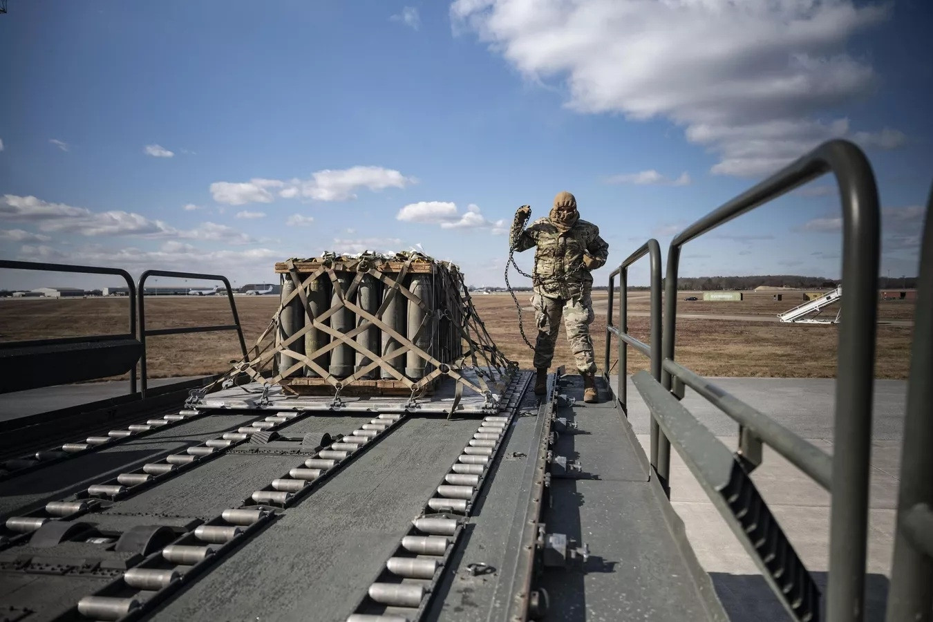 NATO nói yêu cầu vũ khí của Kiev vượt khả năng, Hàn Quốc sẵn sàng hỗ trợ Ukraine