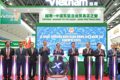 Thủ tướng khai trương khu gian hàng Việt Nam tại hội chợ ở Trung Quốc