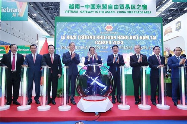 Vietnam hopes to become goods entrepot between ASEAN and China: PM hinh anh 1