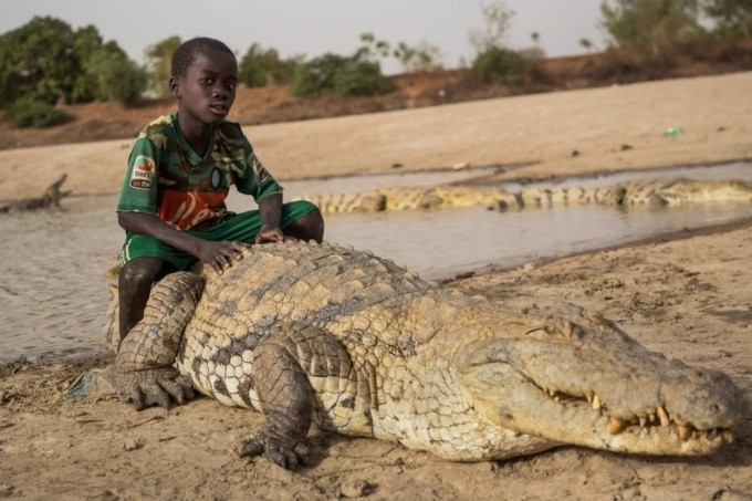 Vùng đất nơi phụ nữ, trẻ em tắm cùng hơn 100 con cá sấu dữ