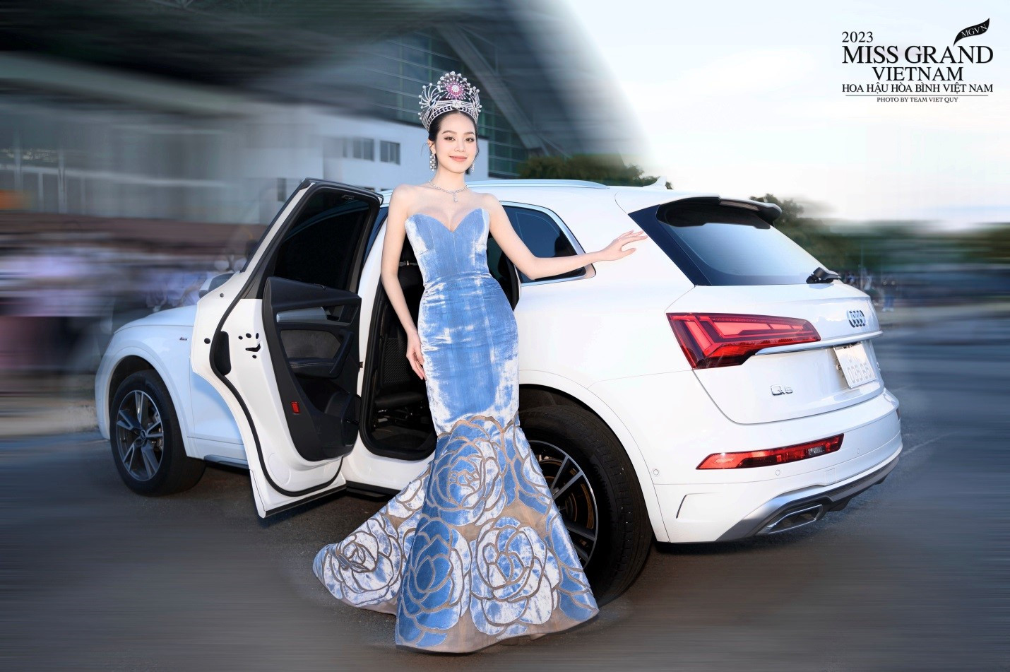 Miss Grand Vietnam 2023 đón khách VIP bằng xe điện Audi RS e-tron GT