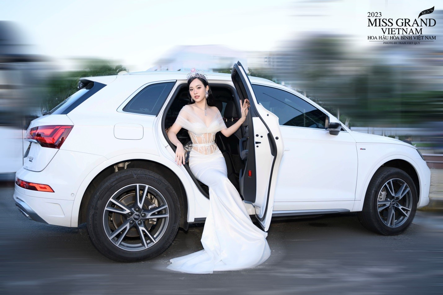 Miss Grand Vietnam 2023 đón khách VIP bằng xe điện Audi RS e-tron GT