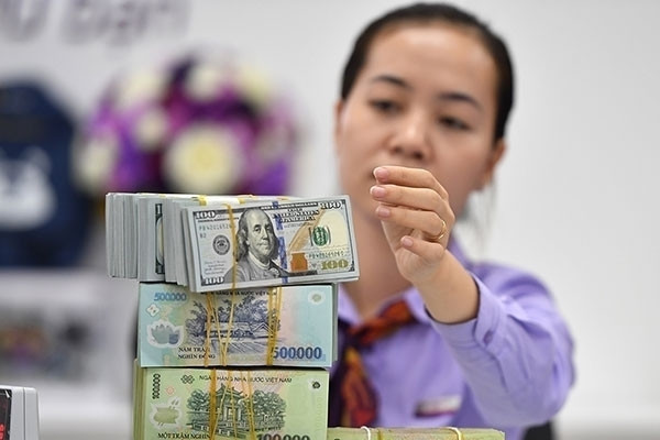 Bản tin tài chính sáng 19/9: Giá vàng và dầu đi lên, USD ngân hàng tăng mạnh