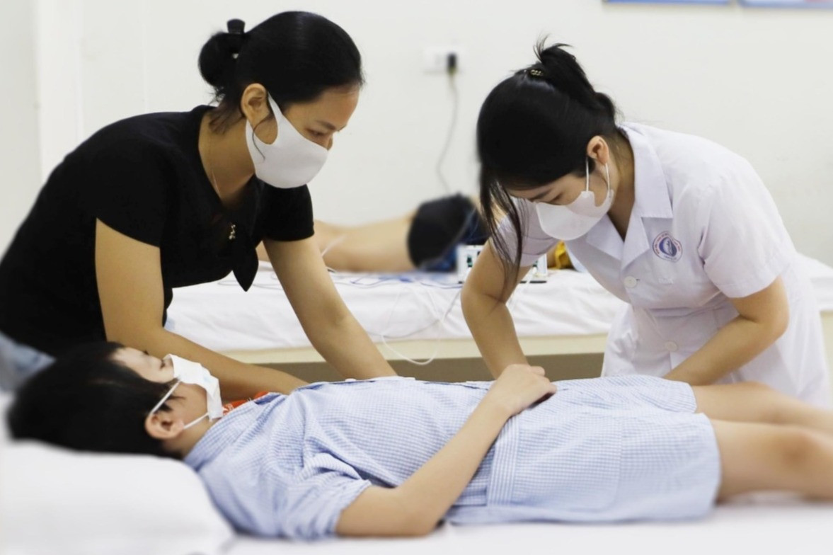 Bé 9 tuổi bị liệt nửa người sau khi vỡ mạch máu não