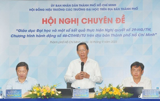 Chairman of the municipal People’s Committee Phan Van Mai speaks at the conference. (Photo:Cao Thang) ảnh 1