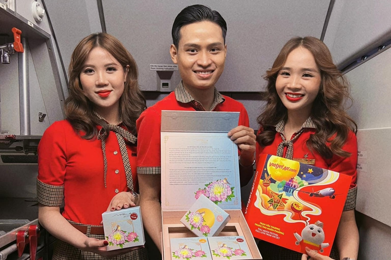 Mùa trăng vui cho trẻ em khó khăn: Mua bánh trung thu trên chuyến bay Vietjet