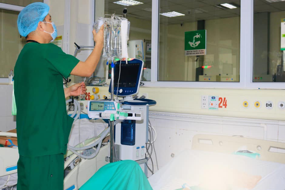 Số ca xuất huyết tăng gấp đôi: Bác sĩ cảnh báo khẩn về truyền dịch