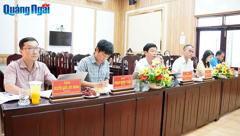 Ban giám khảo cuộc thi video clip Tổ công nghệ số cộng đồng chấm điểm vòng chung khảo các tác phẩm tham gia cuộc thi.
Ảnh: Thiên hậu