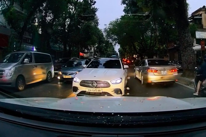 Bản tin trưa 19/9: Nữ tài xế đi Mercedes lấn làn, bỏ xe giữa phố bị phạt nặng?