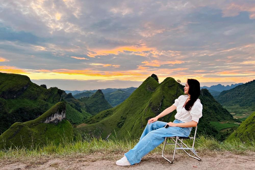 Đồi cỏ xanh mướt 'view triệu đô' ở Cao Bằng, khách rủ nhau tới cắm trại, săn mây