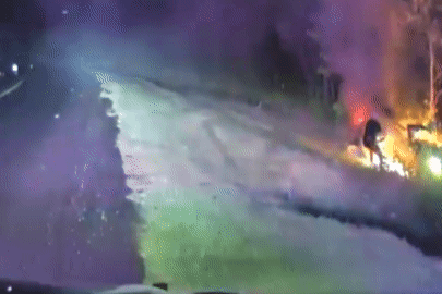 Cảnh sát liều mình cứu tài xế trong ô tô đang bốc cháy ngùn ngụt
