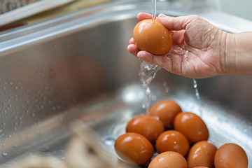 Có nên rửa trứng trước khi trữ trong tủ lạnh hoặc đem ra chế biến?