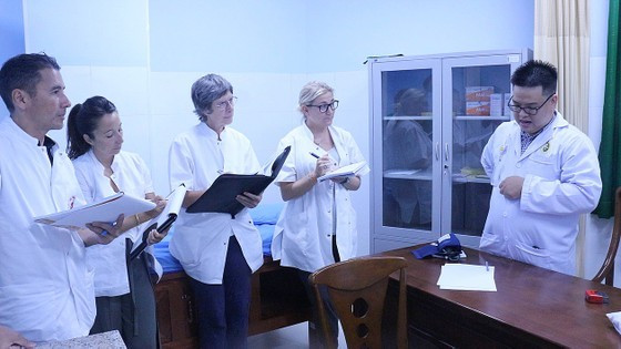 A doctor is instructing the French students on the Vietnamese traditional medicine ảnh 1