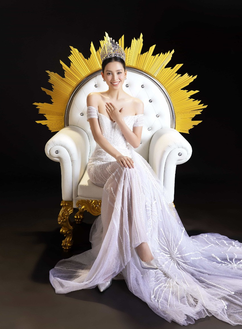 Hoa hậu Tiểu Vy vai trần gợi cảm sau 5 năm đăng quang