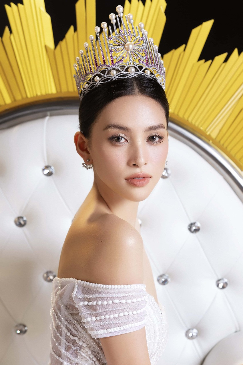 Hoa hậu Tiểu Vy vai trần gợi cảm sau 5 năm đăng quang