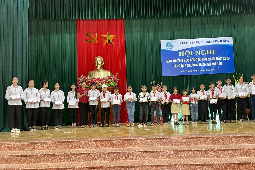 Hội LHPN huyện Xuân Trường trao học bổng Hoàng Ngân cho học sinh nghèo
