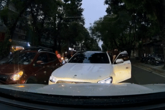 Nữ tài xế đi Mercedes lấn làn rồi bỏ xe giữa phố có thể bị phạt nặng thế nào?