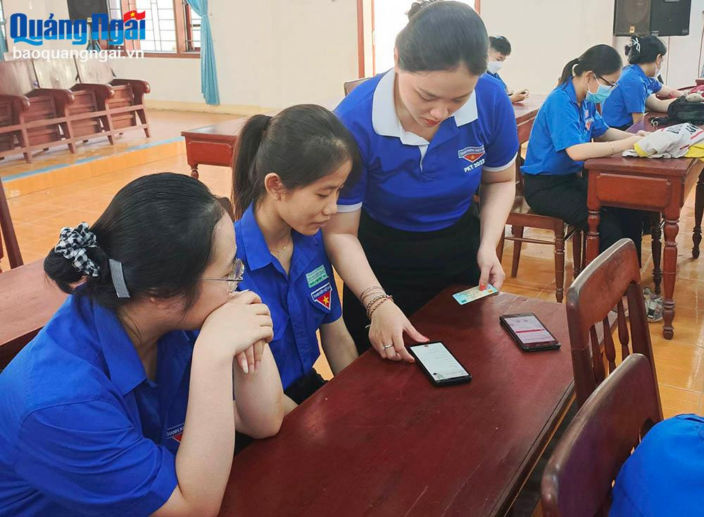 Đoàn viên, thanh niên phường Trương Quang Trọng (TP.Quảng Ngãi) tham gia cài đặt VNeID. ẢNH: PV