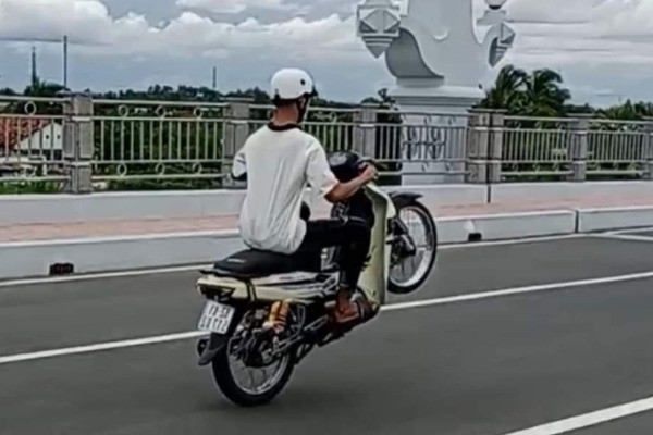 Thanh niên 17 tuổi bốc đầu xe máy, buông tay lái để quay clip đăng mạng xã hội