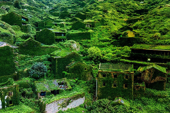 Vẻ đẹp ma mị của ngôi làng Trung Quốc bị thiên nhiên xâm lấn