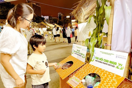 Responding to the World Environment Day, HCMC held a Green Festival in Khanh Hoi Park of District 4 (Photo: SGGP) ảnh 1