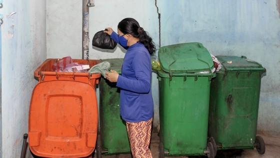 Sorting waste in a residential area in Ward 10 of District 6 (Photo: SGGP) ảnh 2