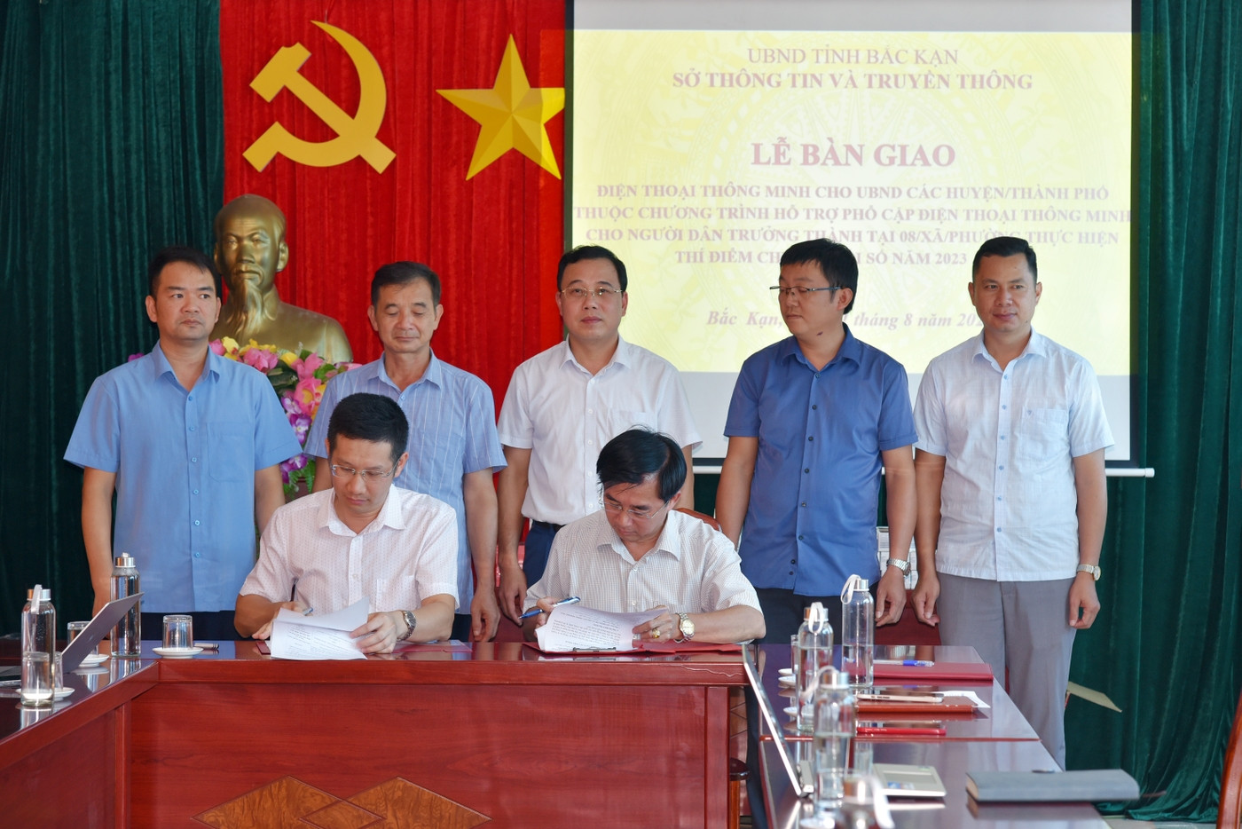 Trao tặng 176 chiếc smartphone cho người dân các xã điểm chuyển đổi số ảnh 1