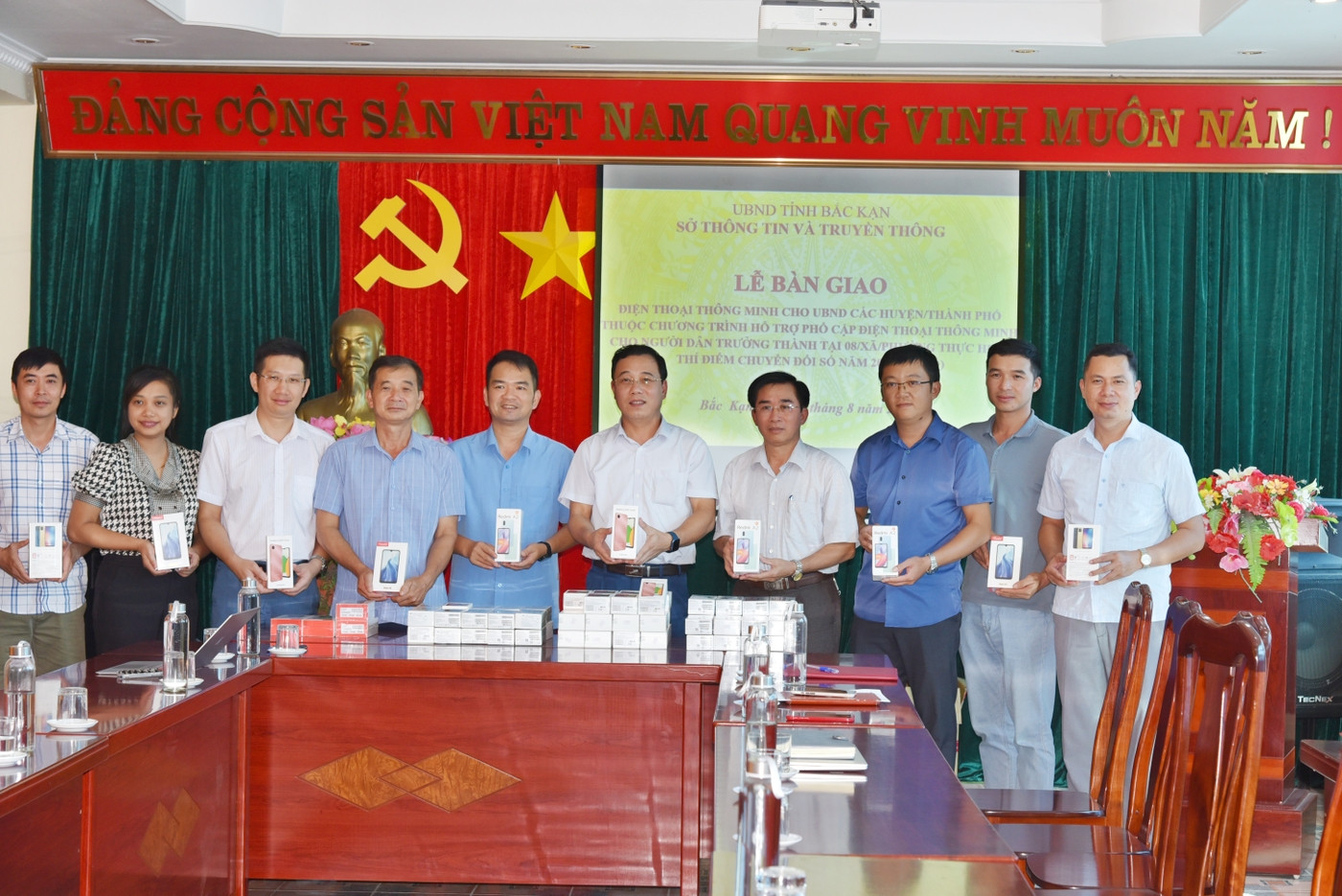 Trao tặng 176 chiếc smartphone cho người dân các xã điểm chuyển đổi số ảnh 2