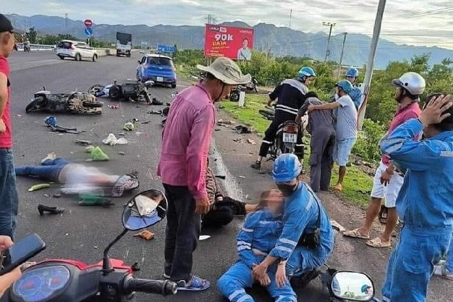 Bản tin chiều 2/9: Ô tô tông hàng loạt xe máy dừng đèn đỏ: Tài xế mới 16 tuổi