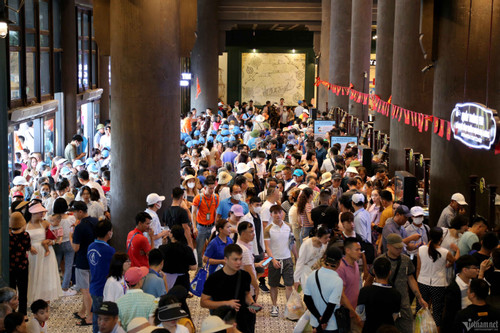 Bản tin trưa 2/9: Nghìn người nghẹt thở chen nhau mua vé tham quan vịnh Hạ Long