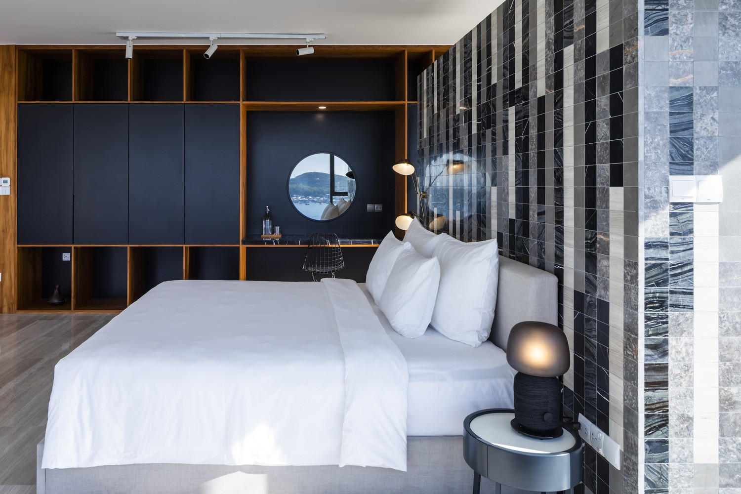 Nội thất tối giản, các phòng ngủ mang lại cảm giác lơ lửng trên không gian bao la của cảnh quan xung quanh.