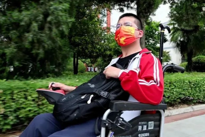 Chàng trai ngồi xe lăn 10 năm, 3 lần mổ não đỗ đại học
