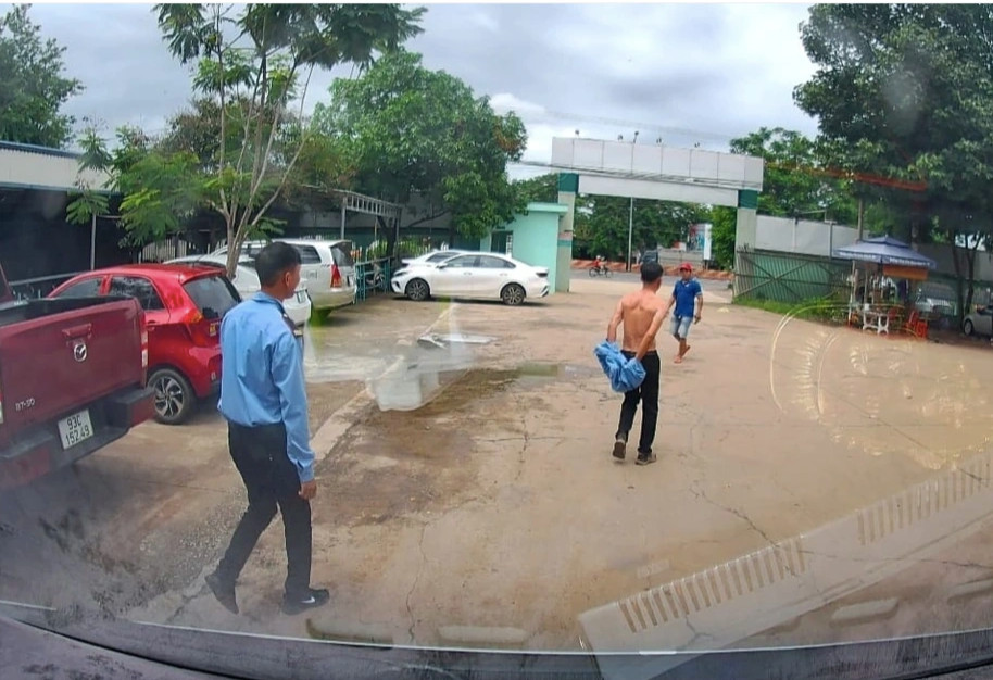 Chết khiếp bác bảo vệ, cô gái khổ sở từ bỏ mức lương 26 triệu đồng - 2