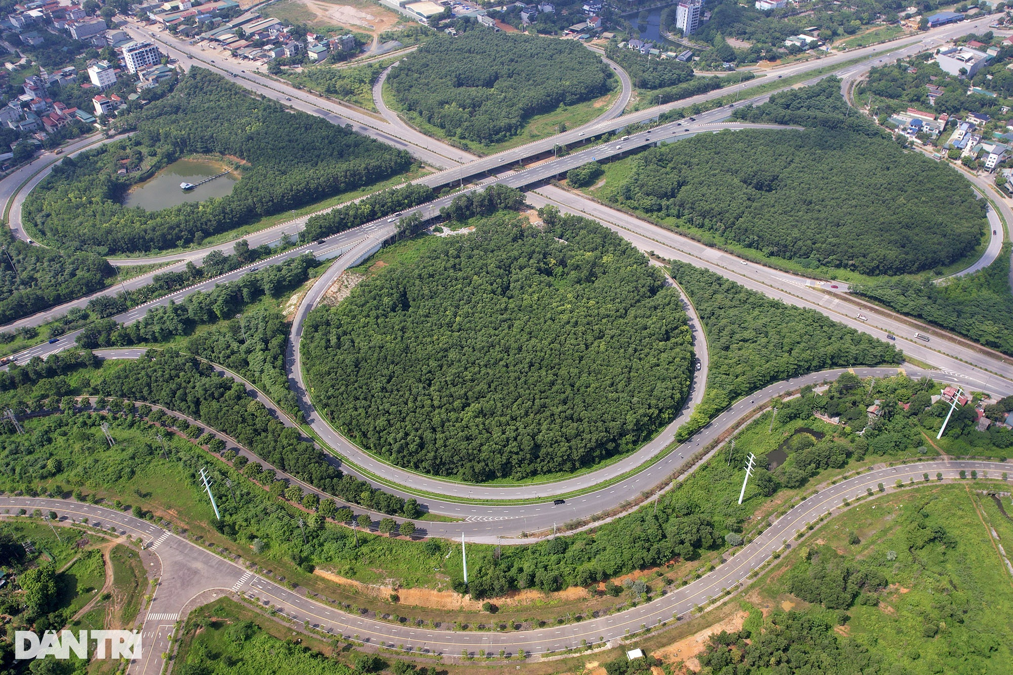 Đại lộ dài nhất Việt Nam xanh mát với rừng cây dọc tuyến - 12