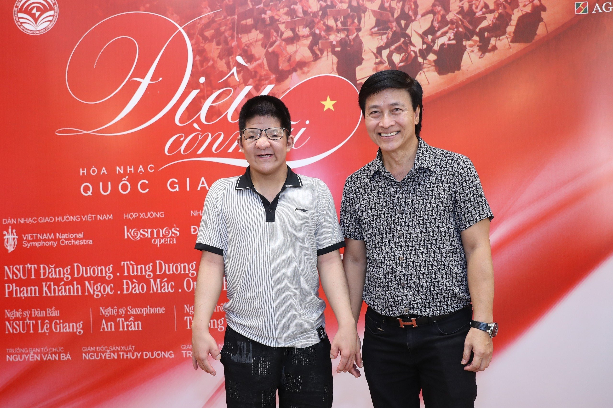 Hai bố con diễn viên Quốc Tuấn tình cảm đi xem 'Điều còn mãi' 2023