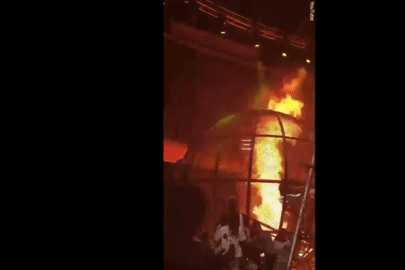 Khán giả la hét hoảng sợ khi chứng kiến tai nạn khiến nghệ sĩ bị lửa thiêu