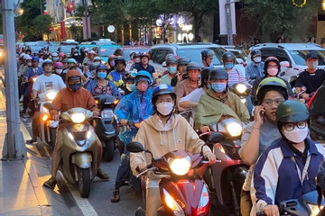 Người dân ùn ùn về trung tâm TP.HCM xem bắn pháo hoa, bãi giữ xe quá tải