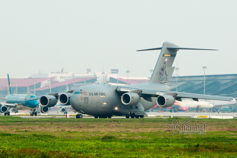 Máy bay siêu vận tải Mỹ liên tục cất, hạ cánh tại Nội Bài