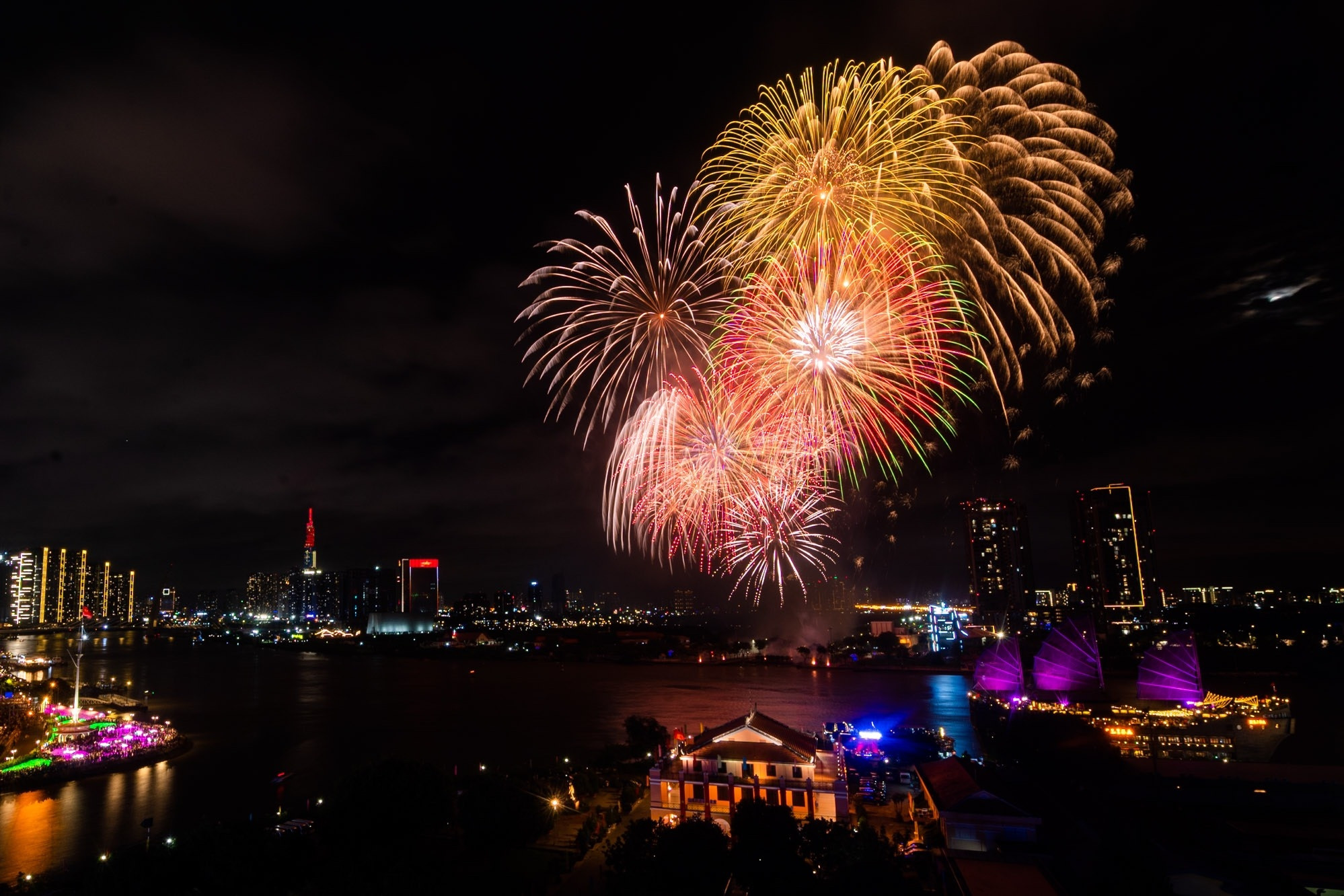 Pháo hoa mừng Quốc khánh 2/9 sáng rực bầu trời TP.HCM