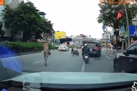 Tạm giữ hình sự người đàn ông phi dao trên đường ở Hà Nội