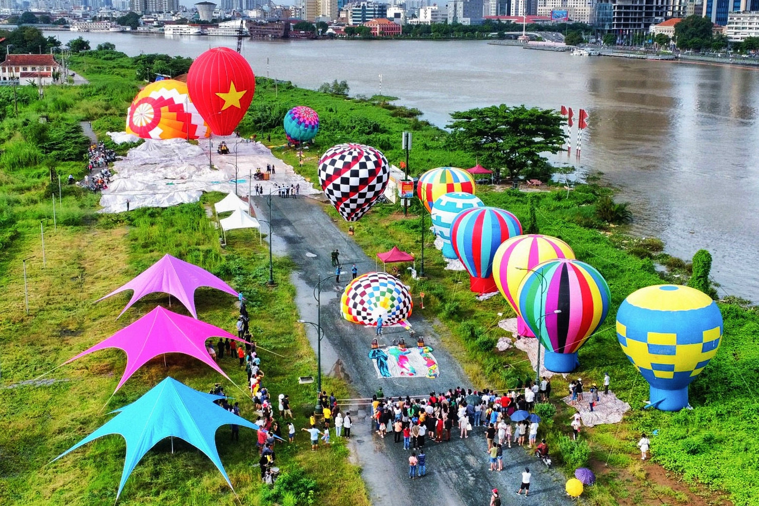 Thả khinh khí cầu mừng Quốc khánh 2/9 bên sông Sài Gòn