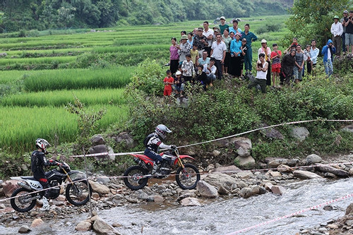 Vạn người xếp hàng 5km xem đoàn mô tô đua dưới lòng suối ở Lai Châu