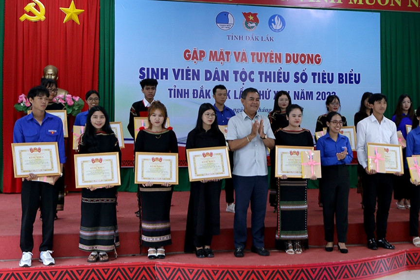 Đắk Lắk: Tuyên dương 62 sinh viên DTTS số có thành tích học tập tốt