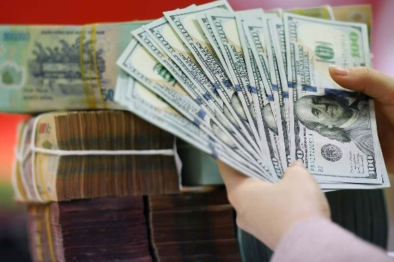 Giá USD ngân hàng hạ nhiệt bất chấp tỷ giá trung tâm lên đỉnh lịch sử