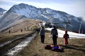 Hàng loạt khu trượt tuyết ở châu Âu đóng cửa vì không có tuyết