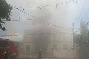 Huy động hàng trăm cảnh sát dập đám cháy quán karaoke - bida